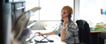 Frau am Telefon Femme au téléphone